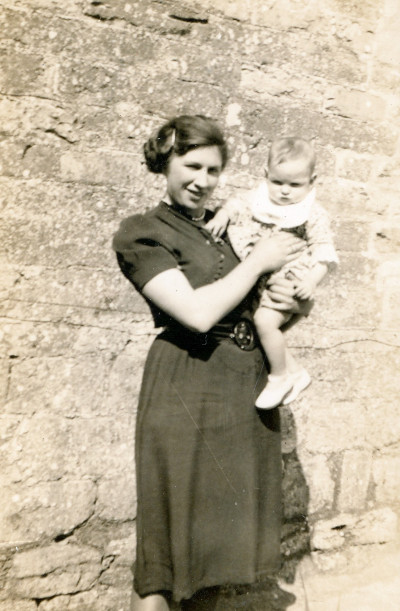 Elliott Family - Woman holding baby