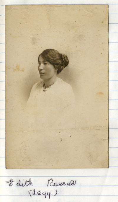Portrait photo of young woman