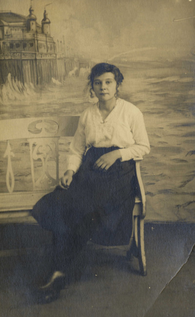 Studio Photo of Elizabeth Jeanes