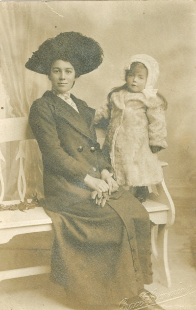 Mary Jane Reed with Jessica Millicent Reed 1911