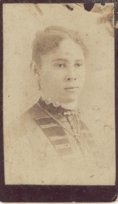 Portrait phot of young woman.