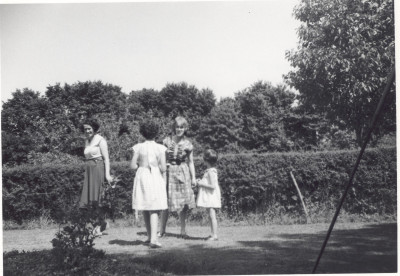 Mary, Rosemary & Susan Withers & Helen Chorley in garden.