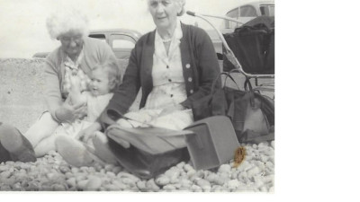 Edith Priscilla Reed, , right Jane Lovell Reed. Child not known.