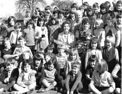 Dorothy Dunnett with Pupils Stembridge School.