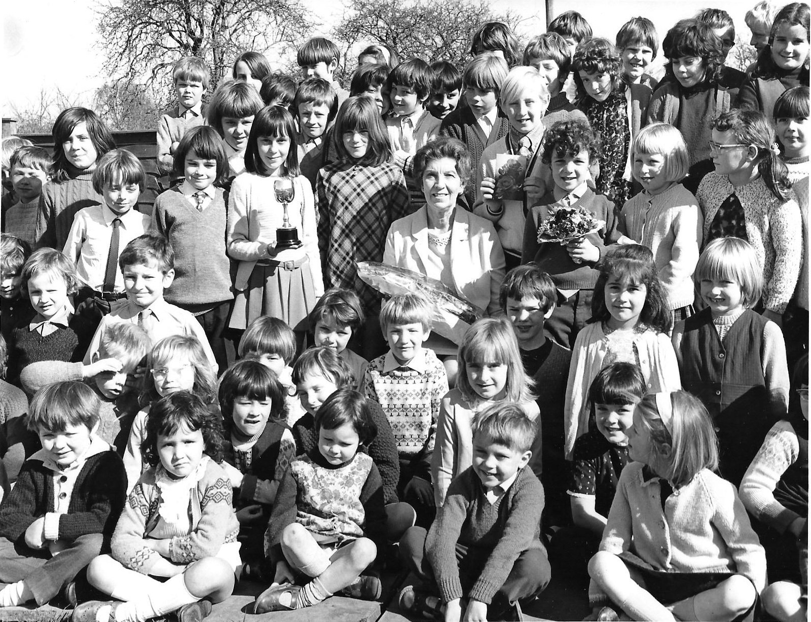 Dorothy Dunnett with Pupils Stembridge School.