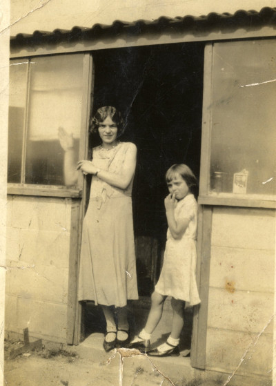 Nellie Tilley and niece Elsie Tilley at Mitchell House.