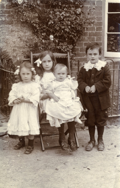 KC 667 Four Children.