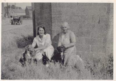 "Eva & Mum" Kingsbury Lock Up
